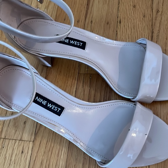 EUC! Nine West nude pink patent leather Spruce sandals heels ankle strap 6.5 - Picture 2 of 4